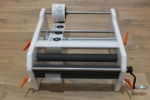 Labeling machine for beekeepers